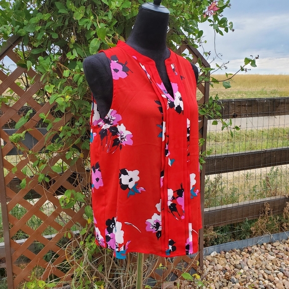 41 Hawthorn Breyson Pleat Detail Women's Blouse | Tropical Floral Red | Medium - Picture 10 of 15